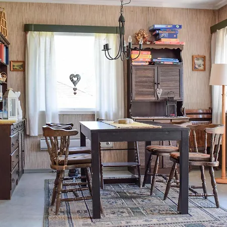 4 Bedroom Cozy In Røldal