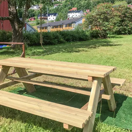 4 Bedroom Cozy In Røldal